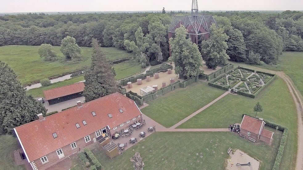Auf der Freifläche vor dem Forsthaus und dem Kräutergarten soll die Bühne aufgebaut werden. Foto: privat/Archiv