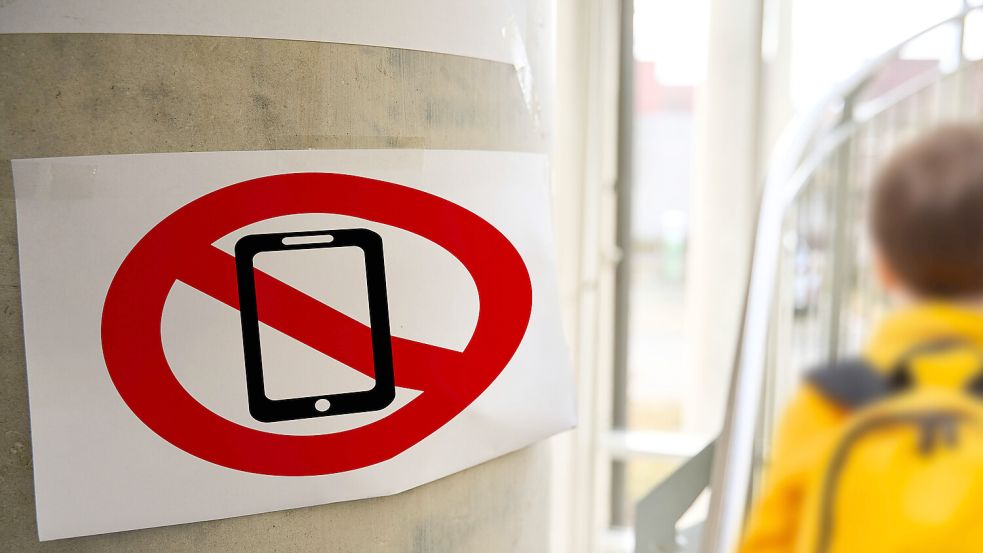 Fünftklässler sollen unbeschwert von Handy und Social Media aufwachsen können. Deshalb bieten bereits drei Osnabrücker weiterführende Schulen zum Schuljahr 2026/27 smartphonefreie Klassen für Schüler ohne Handy an. Foto: IMAGO/Bihlmayerfotografie