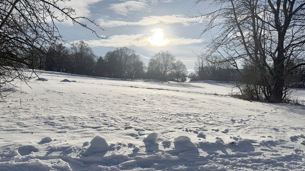 Winterliches Idyll am Osnabrücker Westerberg: Sonnenschein über einem verschneiten Acker am Samstagmittag. Friedlich wirkt die Landschaft hier, während andernorts Rodeln und Snowboard-Versuche an Hängen zu Stürzen, Prellungen und Armbrüchen führten. Foto: Jean-Charles Fays