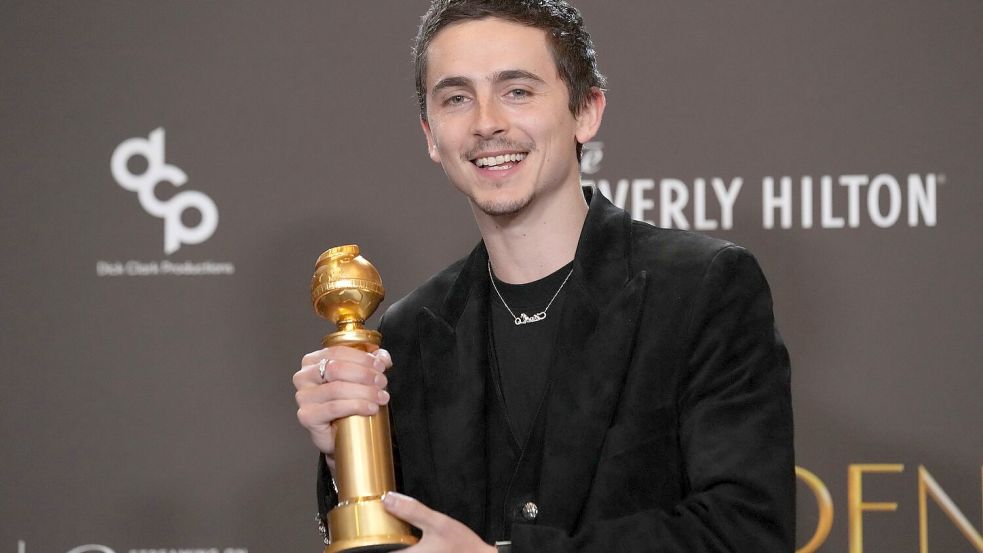 Timothee Chalamet mit seiner Trophäe. Foto: Chris Pizzello/Invision/AP/dpa