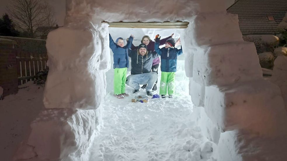 Blick in ein ungewohntes neues Zimmer auf Zeit: Eine Familie aus Südvictorbur hat am Freitag trotz der harschen Witterung ein Iglu gebaut. Foto: privat