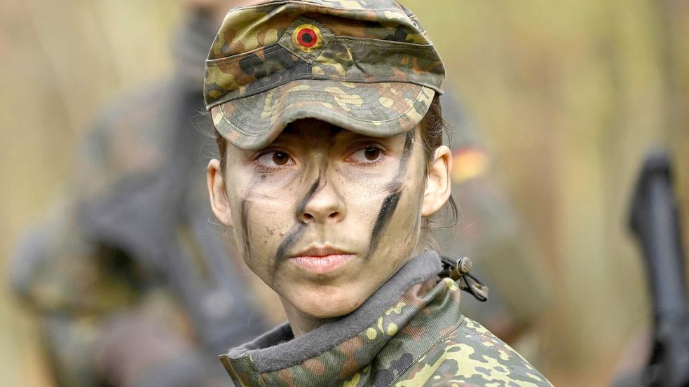 Für junge Menschen wird sich 2026 einiges ändern. Neben Wehrdienst und Bafög wird gibt es auch bei Azubis Neuerungen. Foto: AFP/INA FASSBENDER