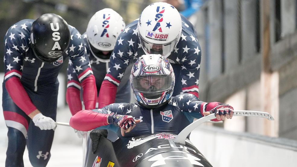 Beim Viererbob-Weltcup verliert Pilot Kristopher Horn (vorne) beim Start seine gesamte Besatzung und rast alleine ins Ziel. Foto: dpa/Andrew Medichini