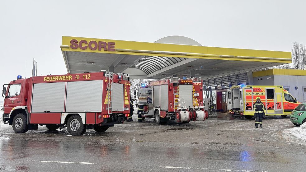 Feuerwehr und Rettungsdienst waren am Montagvormittag an der Score-Tankstelle in Marienhafe im Einsatz. Foto: Thomas Dirks