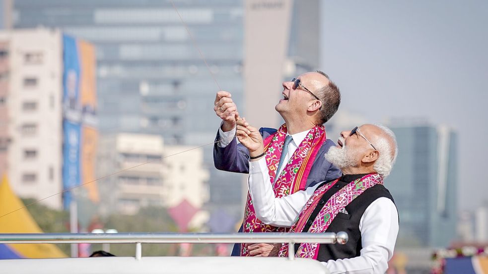 Merz und Modi ziehen beim Drachenfestival an einem Strang. Foto: Kay Nietfeld/dpa