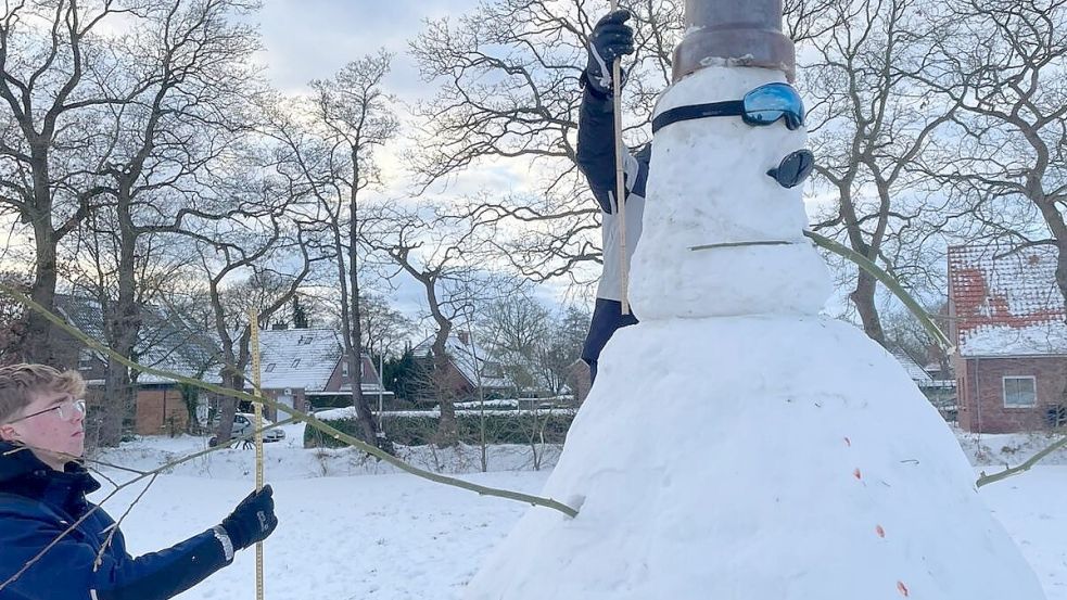 Den mit beachtlichen 3,37 Metern größten Schneemann der Schnee-Challenge bauten Paul de Wall, Luca Blessin, Ailko Asche, Tom Fischer und Marlon Schulte. Mit einem Zollstock lieferten die Erbauer den Beweis. Foto: Privat