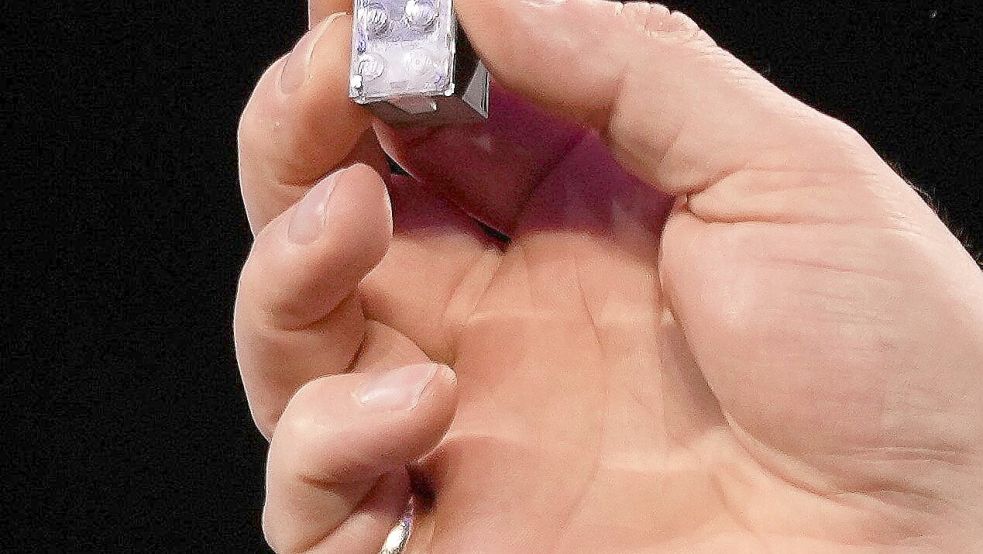 Lego hat auf der CES 2026 in Las Vegas einen neuen Baustein vorgestellt und will damit das Spielen revolutionieren. Foto: Abbie Parr/AP/dpa