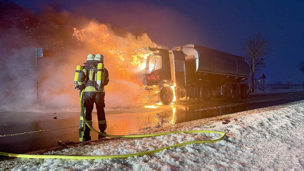 Der Lastwagen brannte beim Eintreffen der Feuerwehr lichterloh. Foto: Feuerwehr Norden