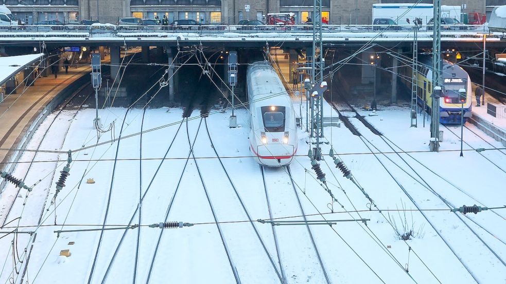 Nach dem zeitweisen Stilstand im Fernverkehr in Norddeutschland sind die Züge inzwischen wieder unterwegs. (Archivbild) Foto: Bodo Marks