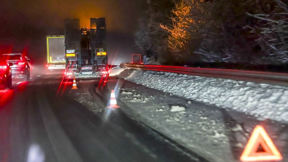 Ein Lastwagen hat sich auf der A4 bei Olpe festgefahren. Foto: Christoph Reichwein/dpa