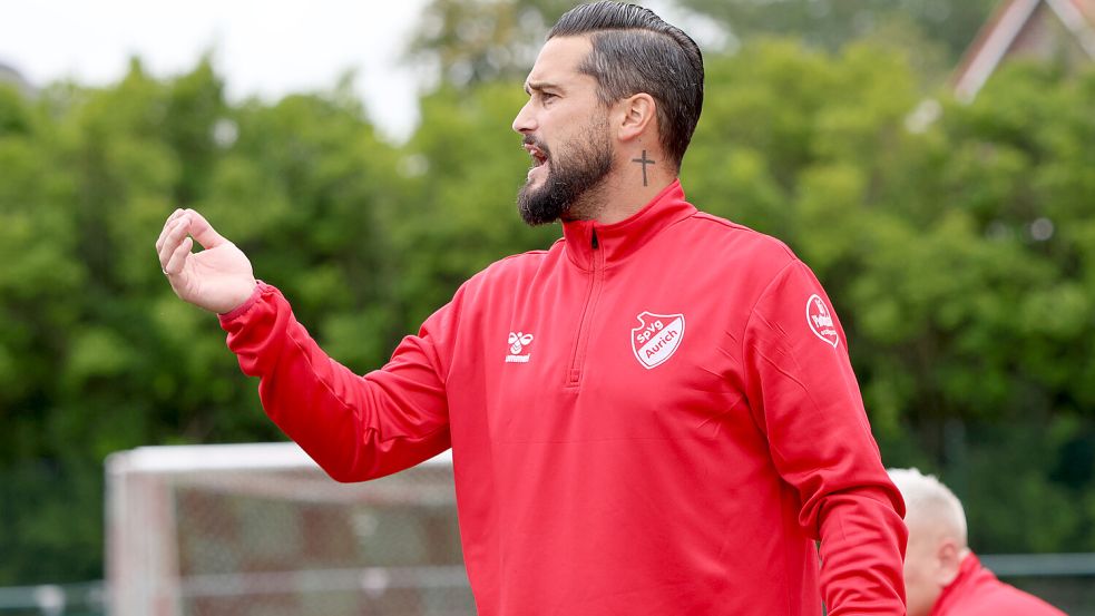 Der Auricher Trainer Daniel Franziskus hat mit seinem Funktionsteam in wenigen Wochen auf dem Ellernfeld ein Team geformt, das sich im oberen Mittelfeld etabliert hat. An der Seitenlinie griff der Coach immer wieder lautstark ins Spiel ein. Foto: Helmut Vortanz