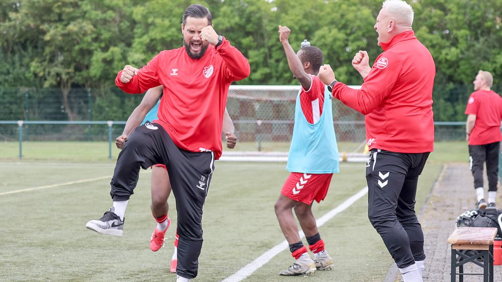 So geht Freude an der Auricher Trainerbank: Coach Daniel Franziskus und Cotrainer Mike Kruse (rechts) freuen sich über den ersten Saisonsieg gegen Wiesmoor. Foto: Helmut Vortanz