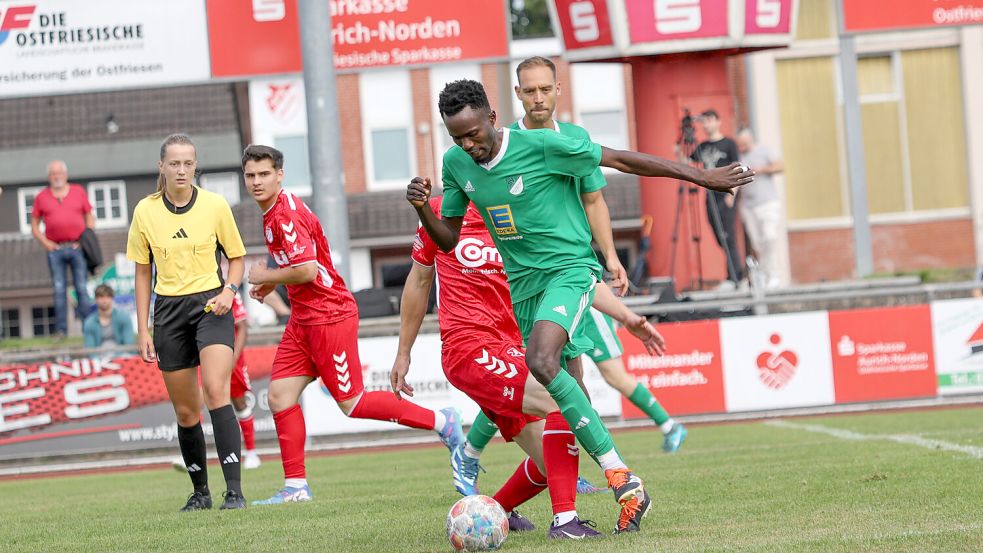 Der Wallinghausener Bangaly Condé (grünes Trikot) traf im Hinspiel in Aurich zum 1:5 für die Gäste. Im Rückspiel Ende Mai läuft er für die SpVg auf. Zuvor muss er eine Sperre von sechs Monaten absitzen. Grund: Wallinghausen stimmte dem Wechsel nicht zu. Foto: Helmut Vortanz