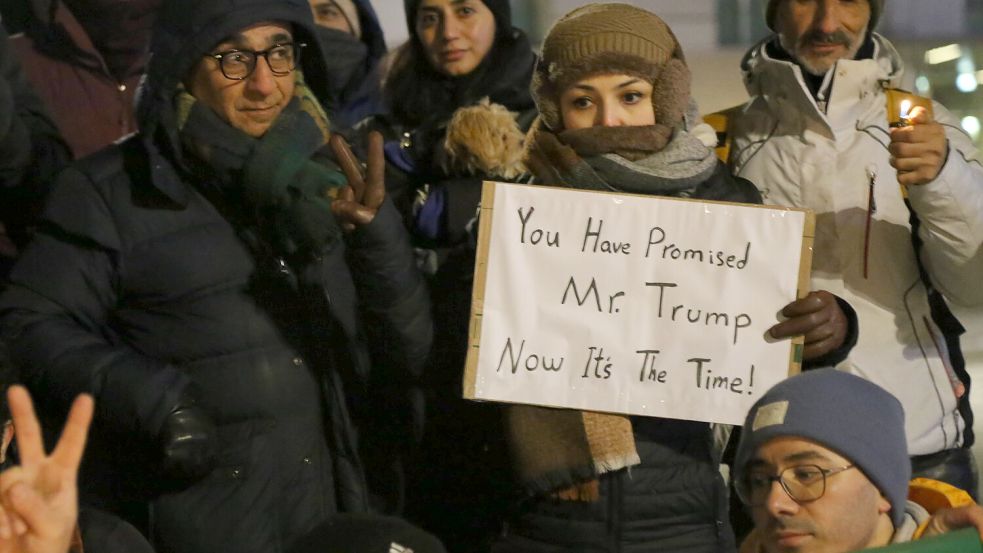 Bei einer spontanen Kundgebung vor der US-Botschaft in Berlin richten sich Demonstranten mit einem direkten Appell an den US-Präsidenten. Foto: Imago / STEINSIEK.CH