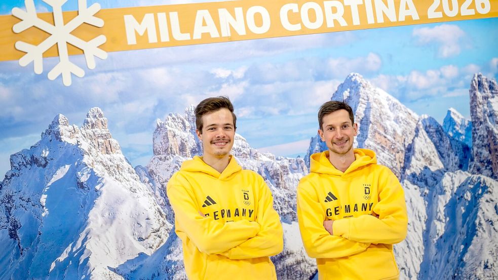 Philipp Raimund (l) und Felix Hoffmann (r) bei der Olympia-Einkleidung. Foto: Peter Kneffel/dpa