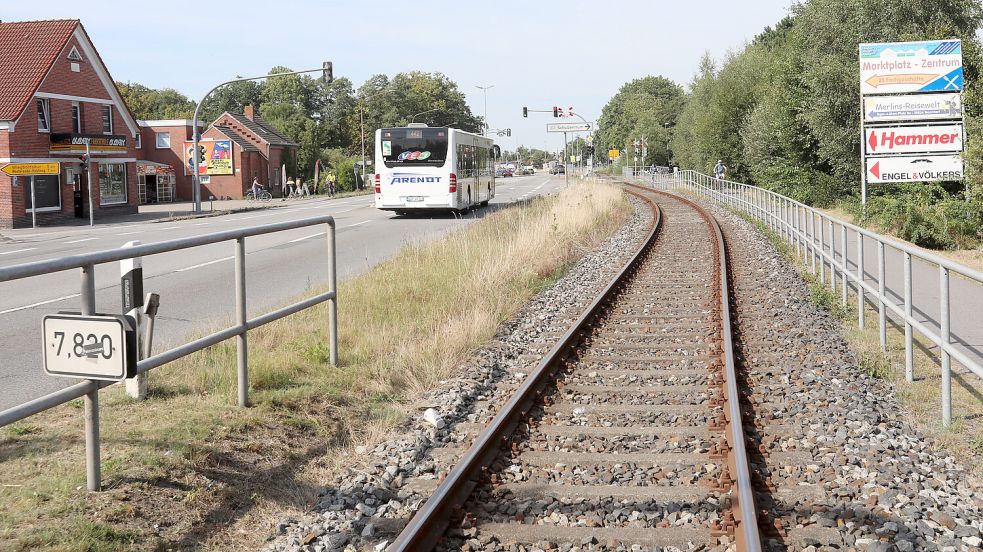 Die Bahnlinie läuft neben der Bundesstraße durch Moordorf. Foto: Romuald Banik