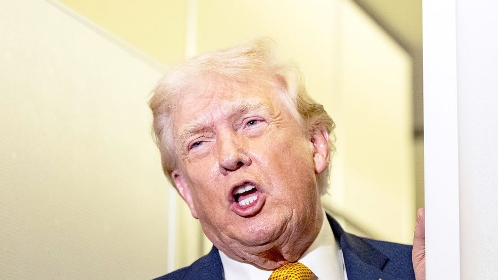 Trump kündigte Zölle für Handelspartner von Iran an. (Archivbild) Foto: Alex Brandon/AP/dpa