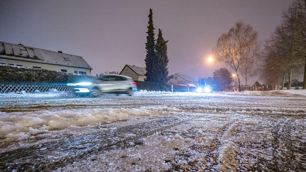 Vor allem im Osten und Nordosten ist es am Dienstag glatt. Foto: Armin Weigel