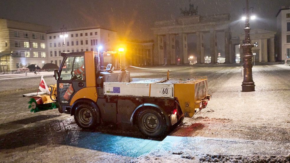 Vielerorts sind Streufahrzeuge im Einsatz. Foto: Annette Riedl