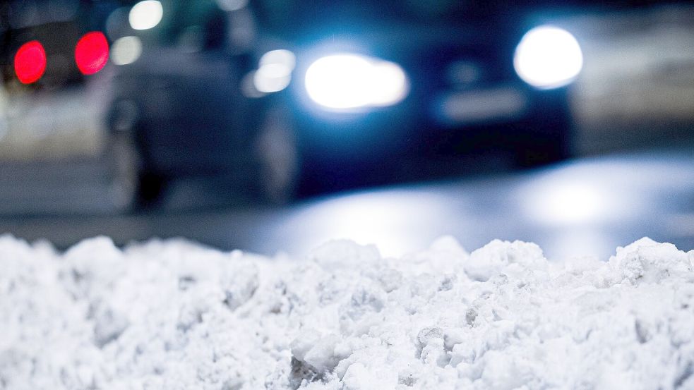 Obwohl es in der Nacht auf den Straßen ruhig geblieben ist, sollten Autofahrer in Niedersachsen weiter vorsichtig sein. Die Straßen können weiterhin glatt sein. Foto: dpa/Moritz Frankenberg