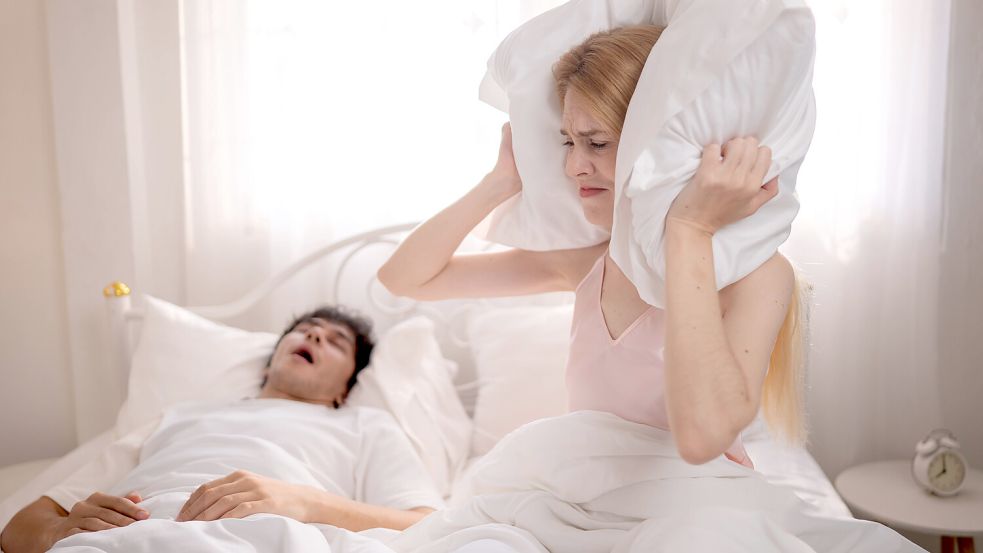 Schnarchen, laute Musik oder Kochgeräusche: In besonderen Fällen können Mieter eine Minderung der Miete beantragen. Foto: IMAGO / Zoonar