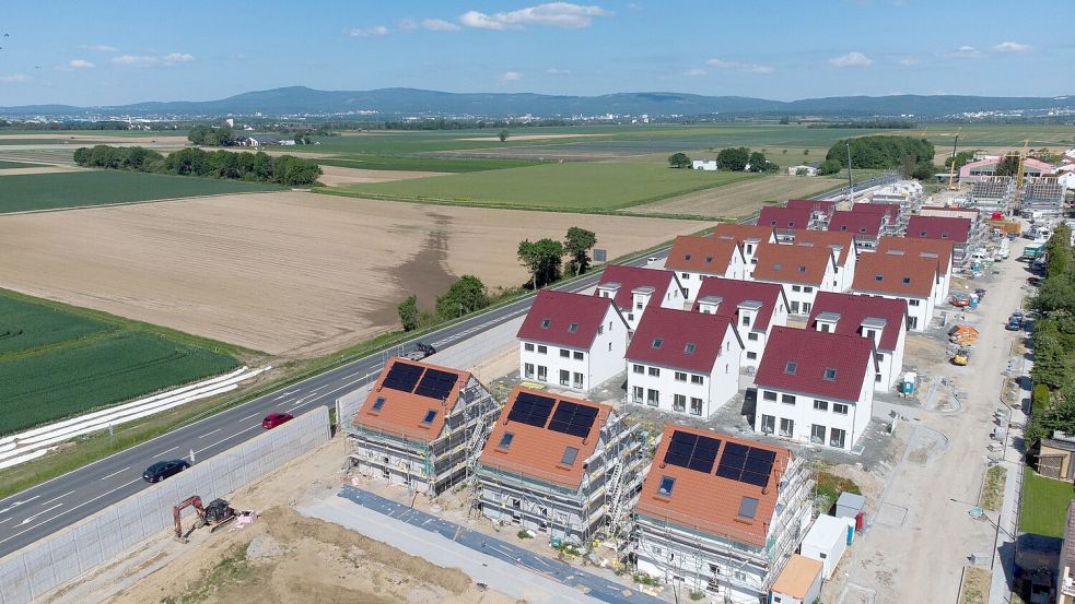 50 Hektar jeden Tag: Siedlung und Verkehr verbrauchen immer noch neue Flächen. Foto: Boris Roessler