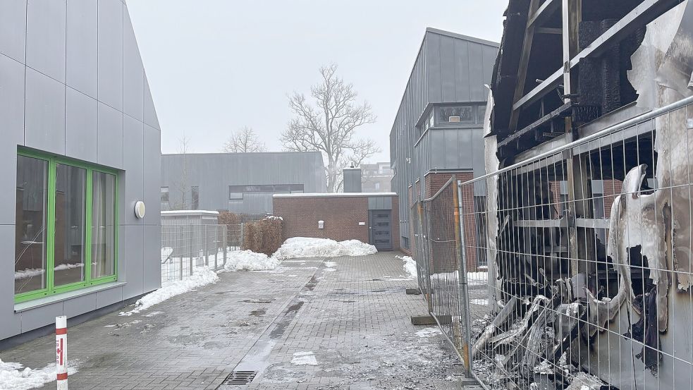 Nur wenige Meter entfernt von der abgebrannten Halle befinden sich die Krippe der Ludgeri-Gemeinde (links) und das Gemeindehaus (im Hintergrund). Foto: Karin Böhmer