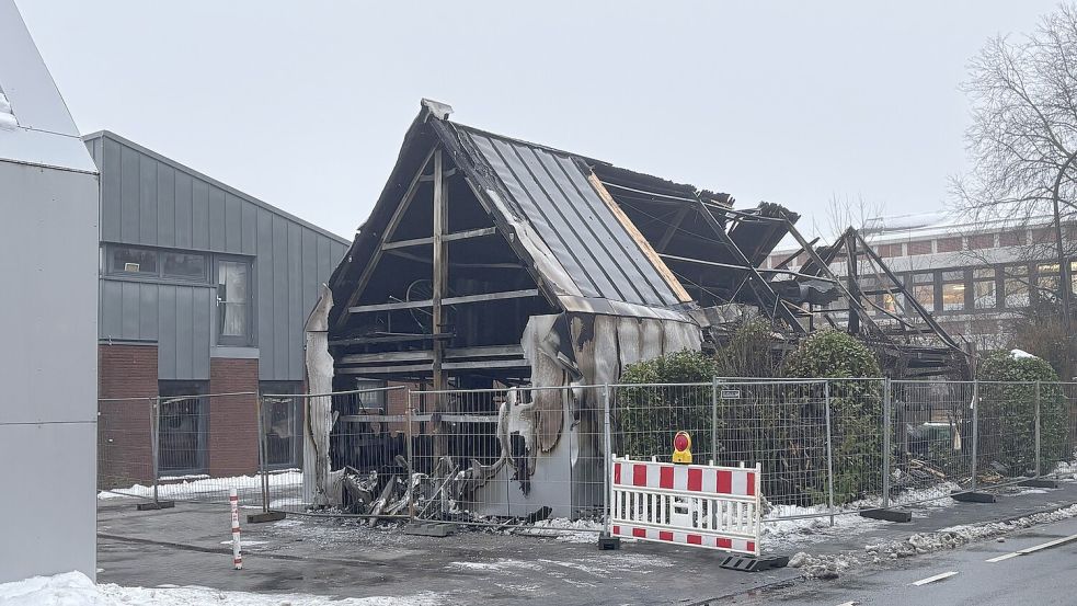 Vom Fischteichweg aus ist der immense Schaden an der ehemals mit Metall verkleideten Lagerhalle direkt neben der Krippe (links), dem Gemeindehaus der katholischen Kirche (hinten) und dem Auricher Rathaus (rechts) gut zu sehen. Foto: Karin Böhmer