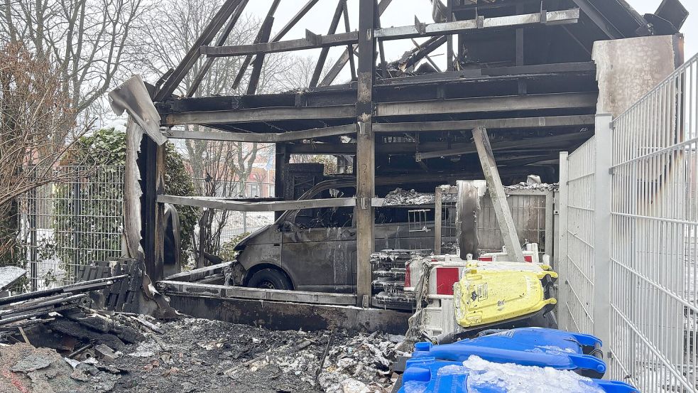 Neben der Lagerhalle befand sich der Abstellplatz für die Mülltonnen. Foto: Karin Böhmer