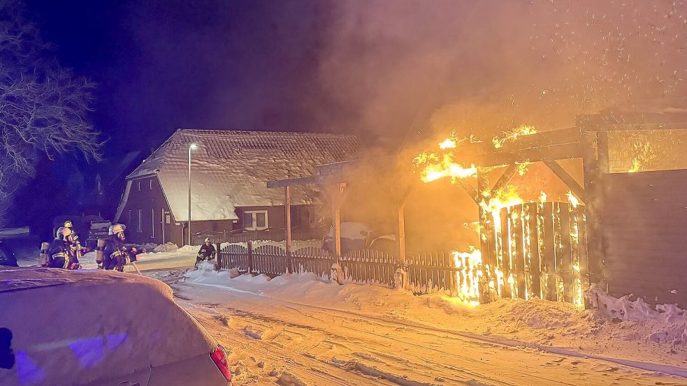 Die Feuerwehren Haxtum und Aurich waren in der Straße „Im Timp“ im Einsatz. Dort brannte ein Carport in voller Ausdehnung. Foto: Keno Pollmann/Feuerwehr Haxtum