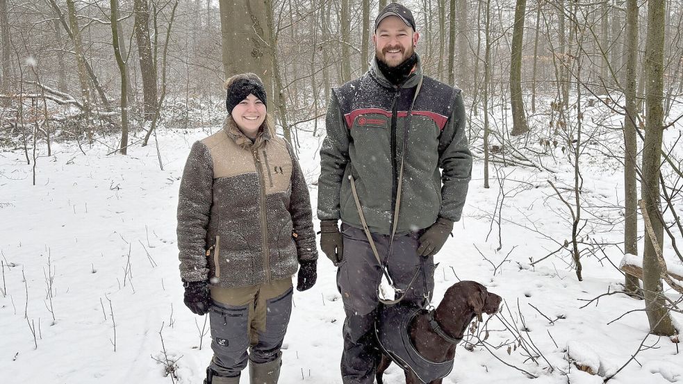 Jan-Fiddy Winkelhake ist der Förster vom Revier Kloster-Bahrte. Er zeigt Praktikantin Ronja Kuhz, worauf es bei einem gesunden Wald ankommt – auch bei der Holzernte. Foto: Lasse Paulsen