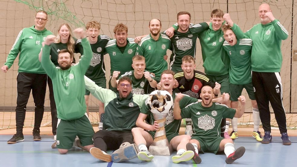 Jubel der Sieger: Der SV Leezdorf gewann den ersten Süd-Brookmerland Cup. Foto: privat