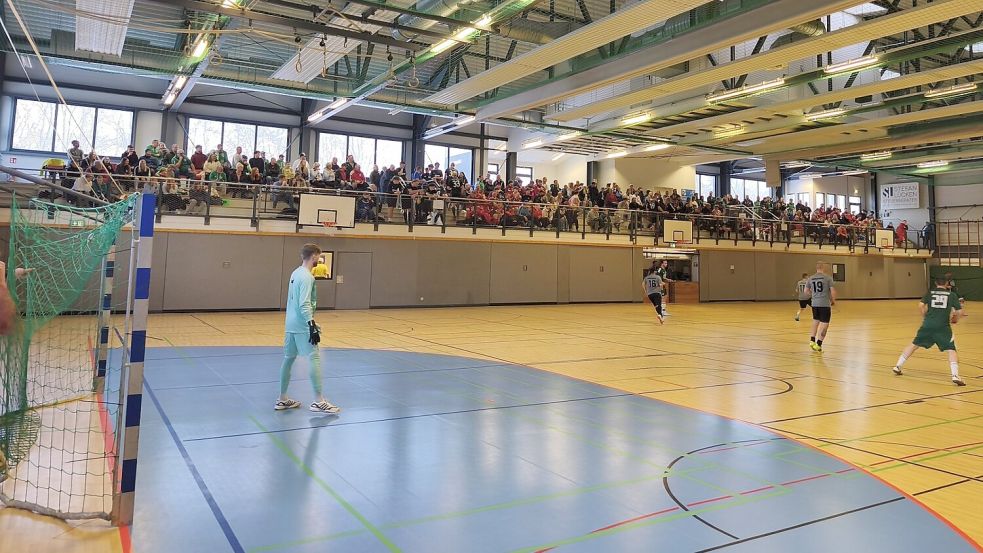 Volle Ränge: 300 zahlende Zuschauer verfolgten nach Veranstalterangaben das eintägige Fußballturnier in der Kurt-Knippelmeyer-Halle in Marienhafe. Foto: privat