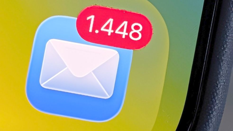 Nach einer Bitkom-Studie landen im Durchschnitt täglich 53 Mails in geschäftlichen Mail-Postfächern. Foto: Christoph Dernbach