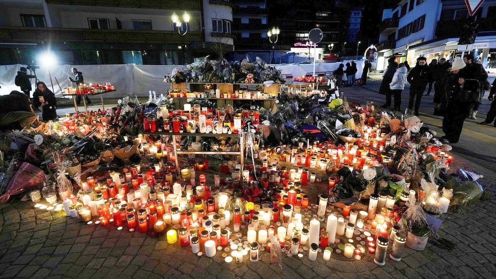 Das französische Blatt „Charlie Hebdo“ erntet für eine Karikatur zu der Brandkatastrophe in der Schweiz heftige Kritik. (Archivbild) Foto: Antonio Calanni/AP/dpa