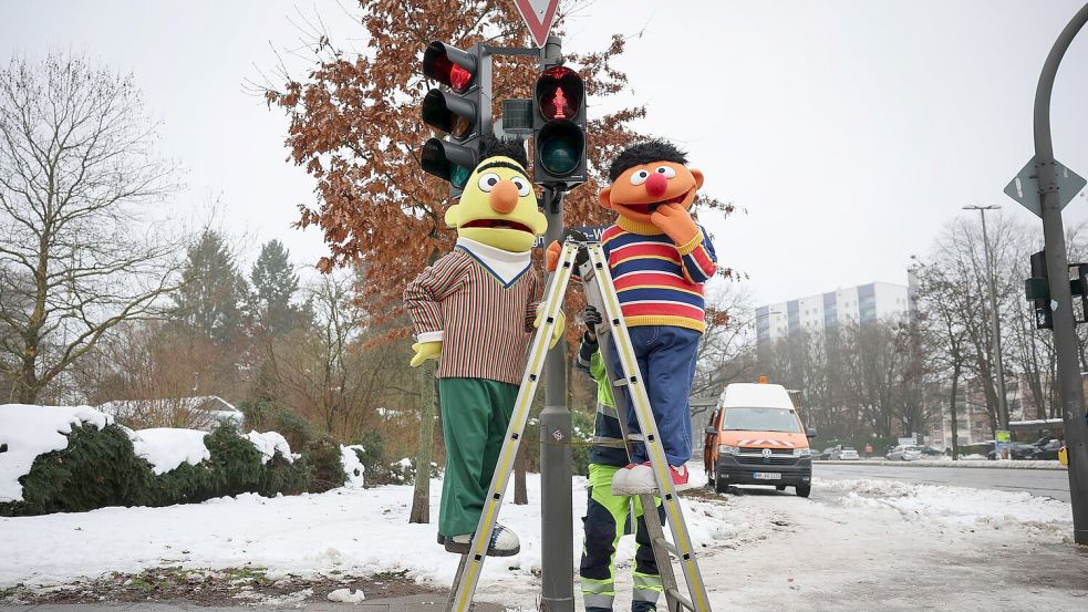 An zwei Ampeln in NDR-Nähe haben jetzt die Kultfiguren aus der Sesamstraße das Sagen. Foto: Christian Charisius