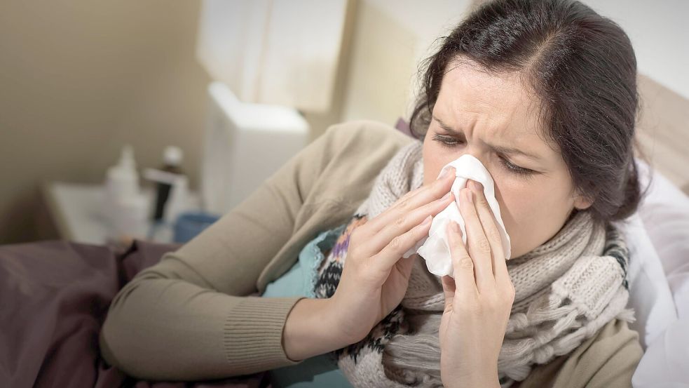 Bei Grippe-Beschwerden wie hohem Fieber, Atemluftproblemen und länger andauernden Krankheitszeichen rät der Gesundheitsdienst für Stadt und Landkreis Osnabrück dazu, ärztlichen Rat einzuholen. Foto: imago images/stock&people/CTK/CandyBox