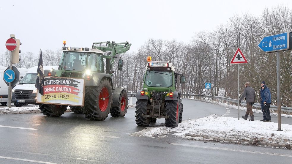Landwirte protestieren am Donnerstag, 8. Januar 2026, gegen das geplante Mercosur-Abkommen – mit ihren Traktoren blockieren sie an der Autobahn-Anschlussstelle Brinkum die Auffahrt zur A1 Richtung Hamburg. Foto: Christian Butt/dpa