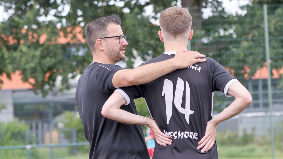 Der Wiesmoorer Trainer Timo Pohling (links) gibt Stefan Lourens vor dem Anpfiff beim Auswärtsspiel in Aurich noch eine Idee mit auf den Weg. Foto: Helmut Vortanz