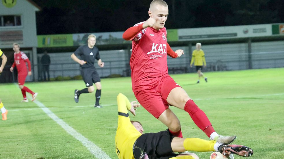 Kotrainer Nils Lammers (rotes Trikot) kam bisher auf dem Feld zu vier Einsätzen. Foto: Helmut Vortanz