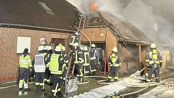 In der Nacht zu Dienstag hat ein Auto in einer Garage Feuer gefangen. Foto: Feuerwehr Wiegboldsbur