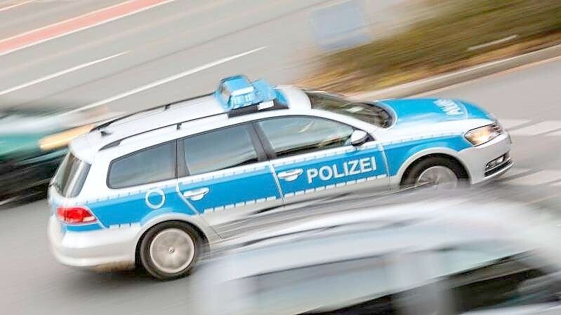 Die Polizei eilte zu einem Tatort in Osnabrück, an dem angeblich Schüsse abgegeben worden waren. Foto: Michael Gründel
