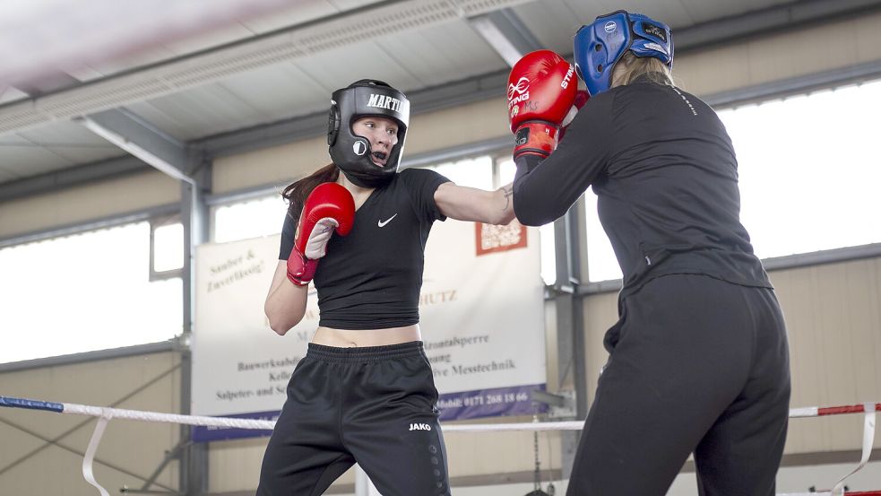 Hanna Rolfes (mit schwarzem Kopfschutz) ist Boxerin und trainiert im Osnabrücker Sportclub. Das Sparring-Boxen besucht sie zum ersten Mal. Foto: Swaantje Hehmann