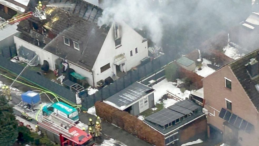 Der Brand des Einfamilienhauses hielt die Feuerwehr Bremen am Dienstag in Atem und erforderte insgesamt 70 Einsatzkräfte. Foto: Feuerwehr Bremen