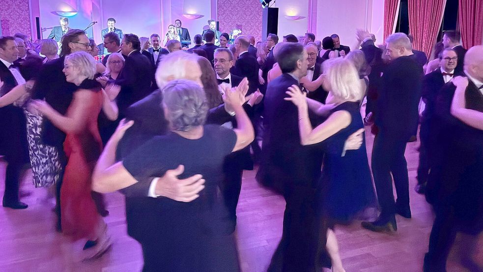 Nach dem erfolgreichem Neustart 2024 und der Feier im vergangenen Jahr (Foto) erwarten die Organisatoren des Auricher Kaufmannsballs auch für dieses Jahr wieder eine rauschende Ballnacht. Foto: Udo Hippen