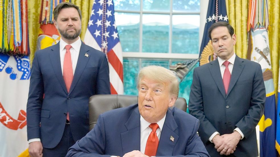 Für US-Präsident Trump verhandeln Vizepräsident JD Vance (l) und US-Außenminister Marco Rubio. (Archivbild) Foto: Manuel Balce Ceneta/AP/dpa