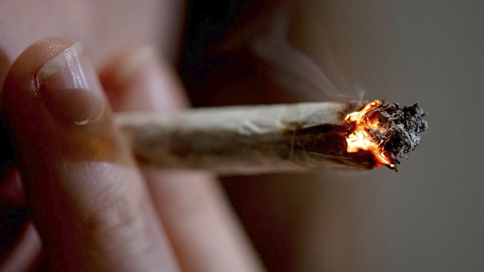Cannabiskonsum - hier ein Joint - mit Hilfe der Apotheke findet nicht nur aus medizinischen Gründen statt. (Illustration) Foto: Fabian Sommer