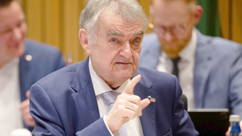 NRW-Innenminister Reul sieht eine Reihe von Fragen zum Sparkassen-Einbruch in Gelsenkirchen. Foto: Henning Kaiser/dpa