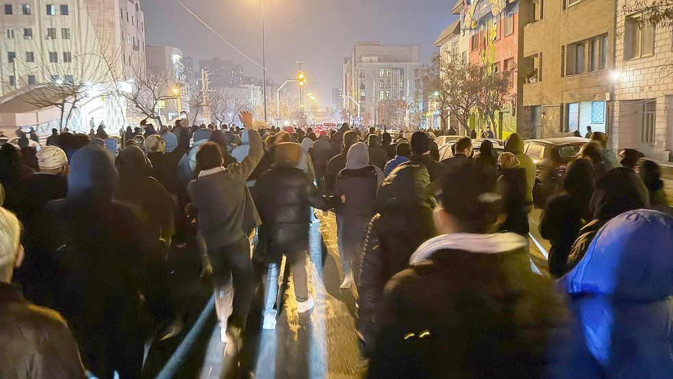 Bewohner in Teheran berichten von angespannter Ruhe. (Archivbild) Foto: Uncredited/UGC/AP/dpa