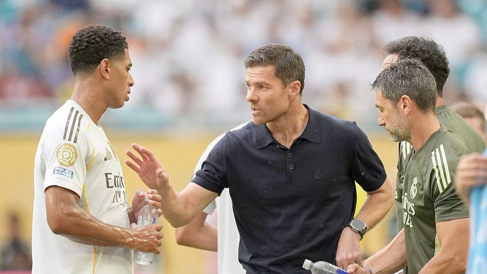 Bellingham (l) wehrt sich nach Kritik rund um das Aus von Ex-Coach Alonso (M). (Archivbild) Foto: Rebecca Blackwell/AP/dpa